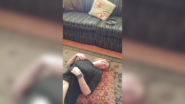 A cimborámmal lazultunk a nappaliban amikor a nejem elkezdte szopni a farkamat