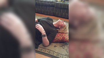 A cimborámmal lazultunk a nappaliban amikor a nejem elkezdte szopni a farkamat