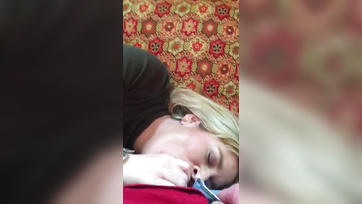 A cimborámmal lazultunk a nappaliban amikor a nejem elkezdte szopni a farkamat