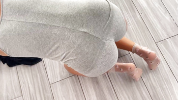 Amíg a spanom dolgozott én keményen seggbebasztam a gyönyörű kis feleségét