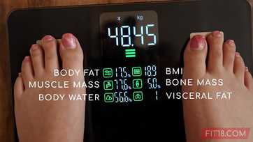 A karcsú indiai tini lánynak teleélvezték a csupasz puncikáját a castingon