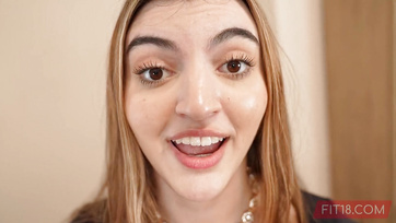 A karcsú indiai tini lánynak teleélvezték a csupasz puncikáját a castingon