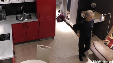 A kémkamera rögzítette ahogy megkefélem a szőke egyetemista ribancot a kanapén