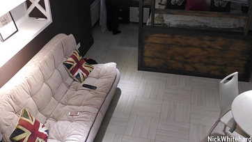 A kémkamera rögzítette ahogy megkefélem a szőke egyetemista ribancot a kanapén