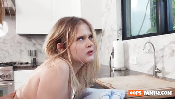 A mostohabátyja méretes farkát jobban kívánta a nedves pinájú tini csajszi