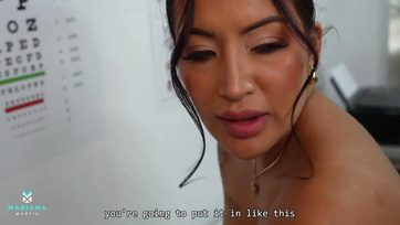 Hagyta a latin doktornő hogy a betege megbassza a kis puncját miután megvizsgálta a péniszét