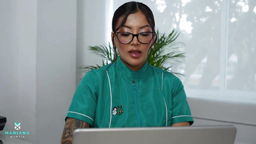 Hagyta a latin doktornő hogy a betege megbassza a kis puncját miután megvizsgálta a péniszét