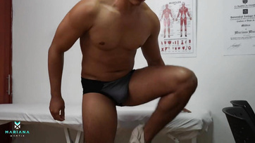 Hagyta a latin doktornő hogy a betege megbassza a kis puncját miután megvizsgálta a péniszét