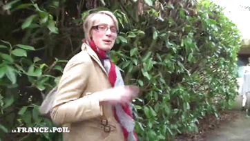 Az utcán felcsípett rövidhajú leányzó boldogan meglovagolta az ügynök dákóját