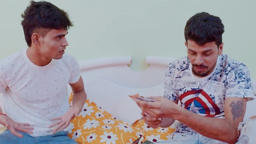 A pasija és annak legjobb cimborája is alaposan megkefélte a szexi indiai csaj punciját