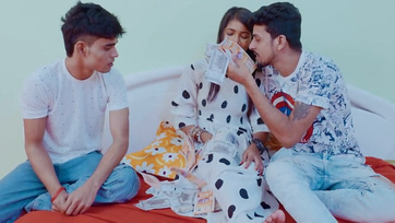 A pasija és annak legjobb cimborája is alaposan megkefélte a szexi indiai csaj punciját