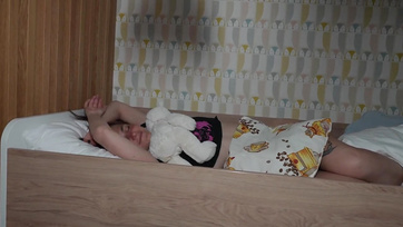 A cuki tini lányoknak viszketni kezdett a puncijuk miután meglesték a mostohaapjukat dugás közben