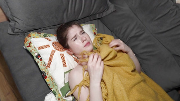 A cuki tini lányoknak viszketni kezdett a puncijuk miután meglesték a mostohaapjukat dugás közben