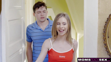 A pajzán tini lány kinyalta a mostohaanyukája pináját miközben a mostohabátyja kefélte az övét