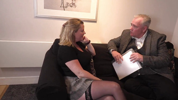 Meg kellett mutatniuk a leendő főnöküknek a pajkos titkárnőknek hogy mire képesek