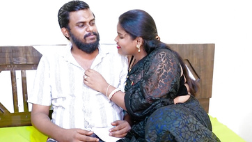 Csókolózás és 69-ezés után kutyapózban is befogadta a párja farkát a kis puncijába