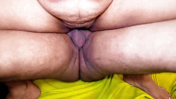 Csókolózás és 69-ezés után kutyapózban is befogadta a párja farkát a kis puncijába