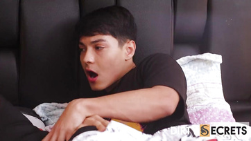 Bedugta az ujját majd a farkát az idősebb nő ánuszába miközben a férje mellette aludt