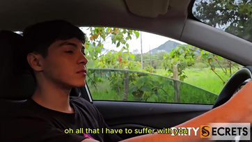 Bedugta az ujját majd a farkát az idősebb nő ánuszába miközben a férje mellette aludt