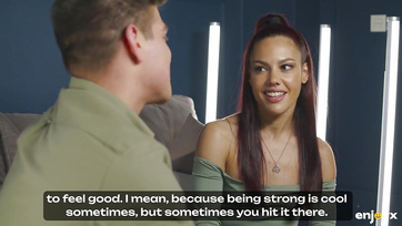 A két szexmániás latinamerikai szépség szívesen osztozkodott a sármos fiú péniszén