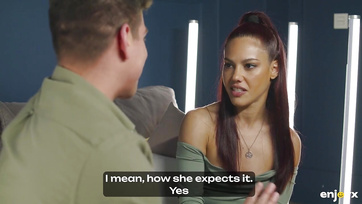 A két szexmániás latinamerikai szépség szívesen osztozkodott a sármos fiú péniszén