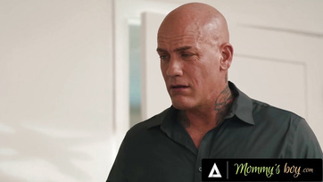 Épp a mostohafiával kefélt a hűtlen hölgy amikor megérkezett a dühös férje