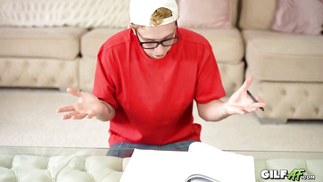 Korrepetálás közben új feladatot adott a fiatal fiúnak az érett szőkehajú tanárnő