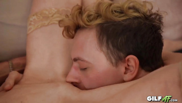 Korrepetálás közben új feladatot adott a fiatal fiúnak az érett szőkehajú tanárnő