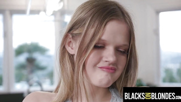 Rámászott a szobatársnője pasijának hatalmas dákójára a szőkehajú tini lány