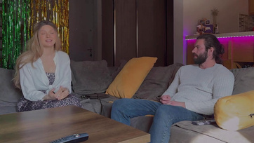 A nedves punciját birizgálta a mostohahúgom miközben én hátulról reszeltem a popsiját