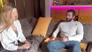 A nedves punciját birizgálta a mostohahúgom miközben én hátulról reszeltem a popsiját