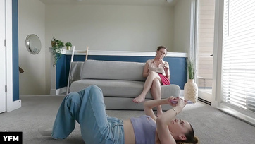 Megtanította smárolni és puncit nyalni a 18 éves mostohalányát a pajzán anyuka