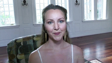 Szétnyitotta a lábát és befogadta az ánuszába a néger pasi méretes dákóját