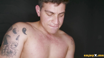 Boldogan megosztotta a helyes pasija kőkemény farkát a legjobb barátnőjével