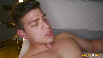 Boldogan megosztotta a helyes pasija kőkemény farkát a legjobb barátnőjével