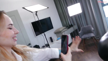 A dögös milf anyuka fotózás közben megkóstolta a fiatal mostohafia ágaskodó péniszét