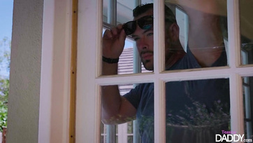 A felizgatott apuci a kanapén kúrta meg a fiatal mostohalánya szőrös pináját