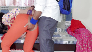 Miután a fiatal fiú megkúrta a dögös szobalányt megjött a mostohaapja és durván seggbekúrta