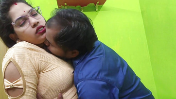 A dögös indiai tanárnő képtelen volt visszautasítani a rámenős diákját