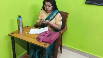 A dögös indiai tanárnő képtelen volt visszautasítani a rámenős diákját