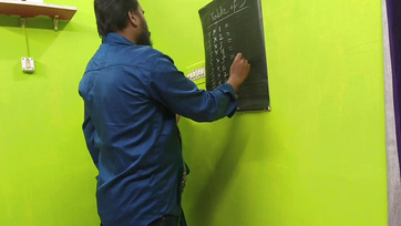 A dögös indiai tanárnő képtelen volt visszautasítani a rámenős diákját