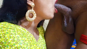 Mindenféle szexpózban megkefélte az nagymellű indiai csajszi nedves lyukát