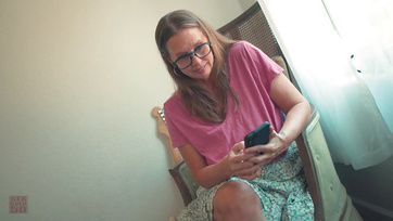 Az 50 éves öreglány széttárt lábakkal várta hogy a mostohafia bedugja a faszát