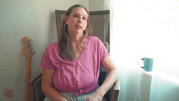 Az 50 éves öreglány széttárt lábakkal várta hogy a mostohafia bedugja a faszát