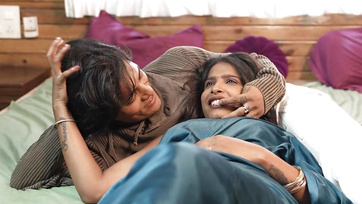 A nagymellű indiai csajszi egész éjjel a jóképű mostoha bátyjával szexelt