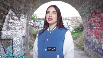 Lefizette a harisnyás csajszit a nagyfarkú ügynök és alaposan megkefélte