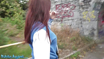 Lefizette a harisnyás csajszit a nagyfarkú ügynök és alaposan megkefélte