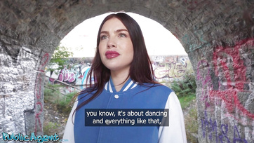 Lefizette a harisnyás csajszit a nagyfarkú ügynök és alaposan megkefélte