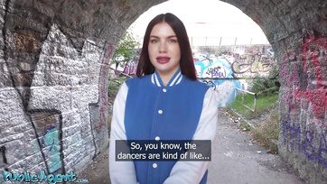 Lefizette a harisnyás csajszit a nagyfarkú ügynök és alaposan megkefélte