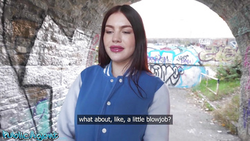 Lefizette a harisnyás csajszit a nagyfarkú ügynök és alaposan megkefélte